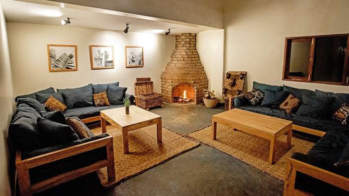 Ein Wohnzimmer mit vielen Möbeln und einem Kamin