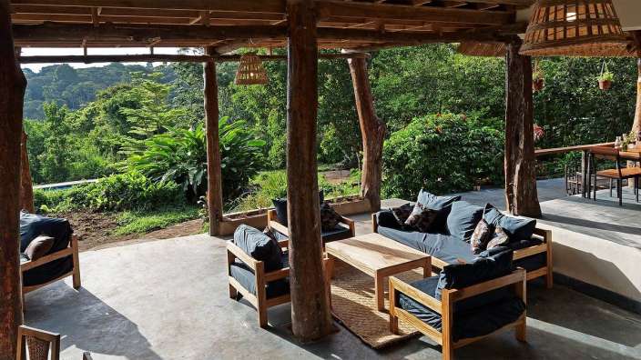 Ein Wohnzimmer mit einem Couchtisch und Stühlen