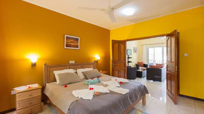 Ein Schlafzimmer mit einem Bett und einem Deckenventilator