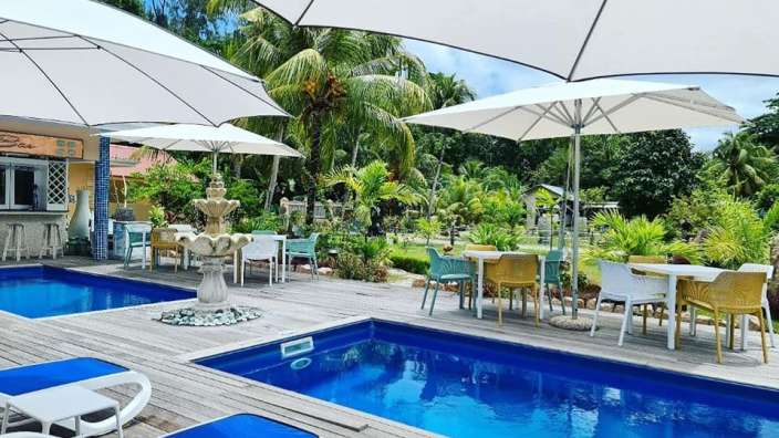 Ein großer Swimmingpool mit vielen Stühlen und Sonnenschirmen