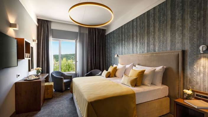 Ein Hotelzimmer mit einem Bett und einem Fernseher