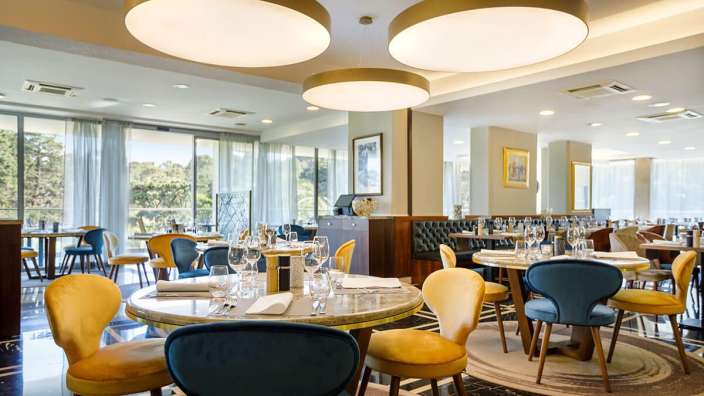 Ein Restaurant mit vielen Tischen und Stühlen