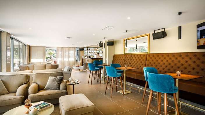 Ein Wohnzimmer mit vielen Stühlen und Tischen