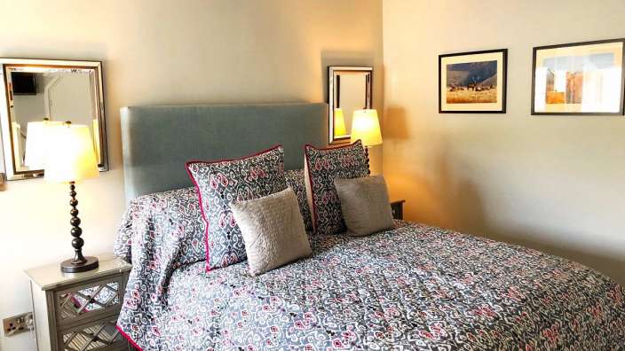 Ein Schlafzimmer mit einem Bett und zwei Lampen