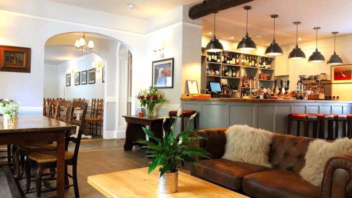 Ein Wohnzimmer mit einer Couch und einem Tisch