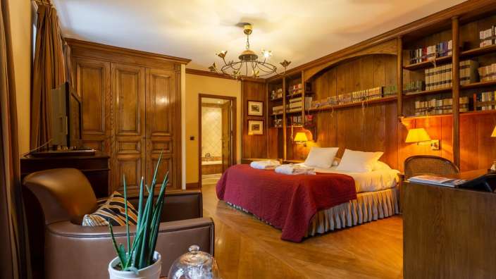 Ein Schlafzimmer mit einem Bett und einem Stuhl