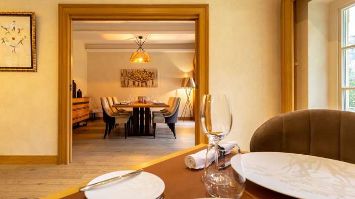 Ein Tisch mit Tellern und Gläsern in einem Esszimmer