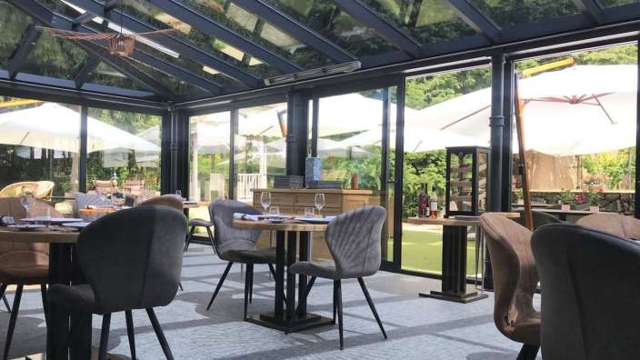 Ein Restaurant mit vielen Tischen und Stühlen