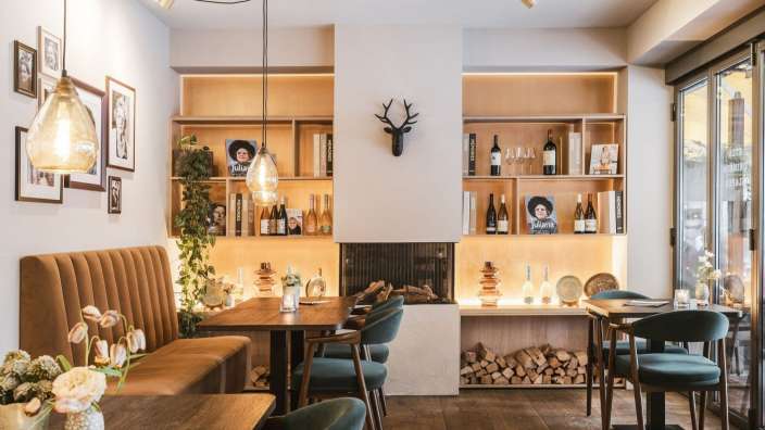 Ein Esszimmer mit einem Kamin und einem Bücherregal