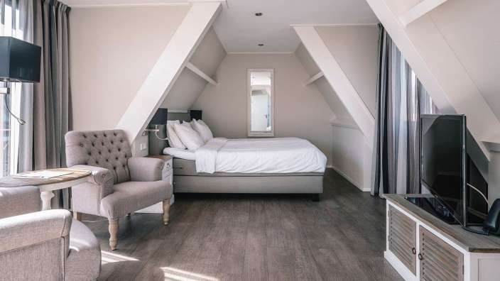 Ein Hotelzimmer mit einem Bett und einem Stuhl