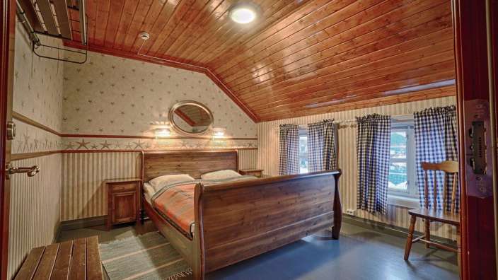 Ein Schlafzimmer mit einem Bett und einem Spiegel