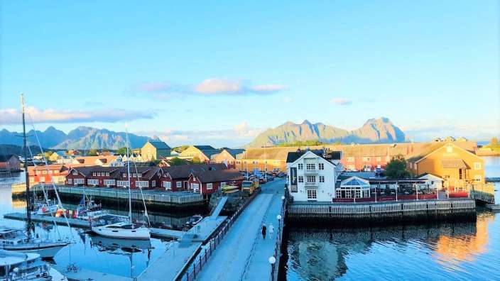Ein kleiner Hafen mit vielen Booten und Gebäuden