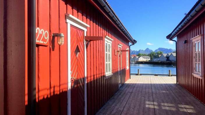 Ein rotes Gebäude mit der Nummer 229 an der Seite