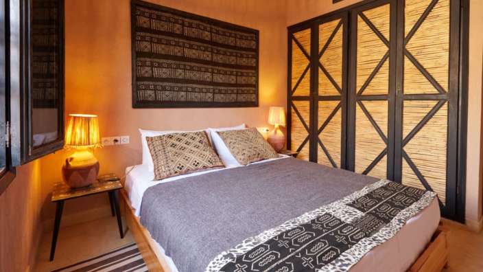 Ein Schlafzimmer mit einem Bett und einer Lampe