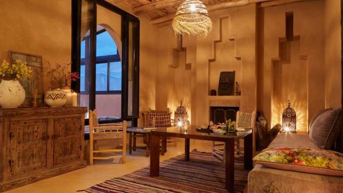 Ein Wohnzimmer mit einem Couchtisch und einem Kamin