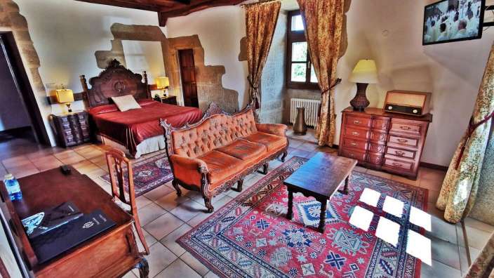 Ein Wohnzimmer mit einem Couchtisch und einem Bett