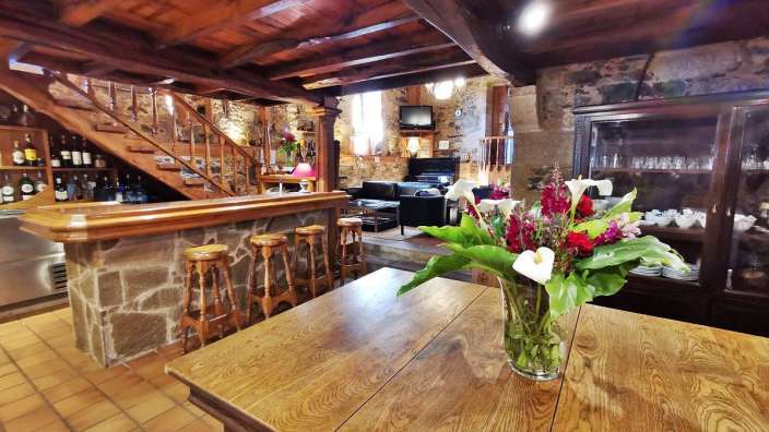 Ein Tisch mit einer Vase mit Blumen darauf