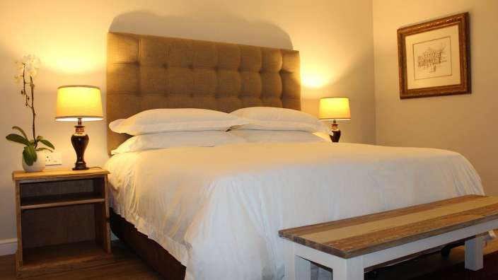 Ein Schlafzimmer mit einem Bett und zwei Lampen