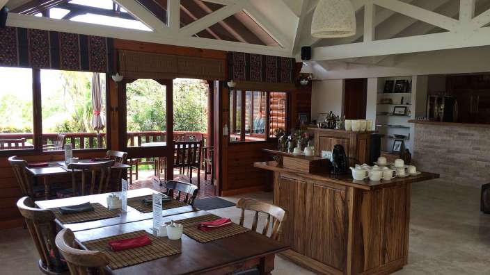 Ein Esszimmer mit vielen Holztischen und Stühlen