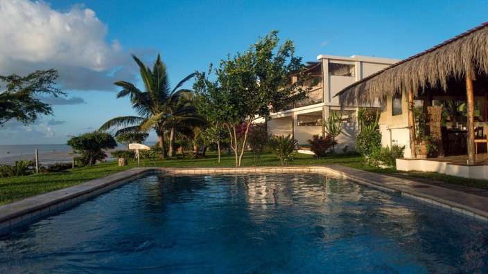 Ein großer Swimmingpool in der Nähe eines Hauses