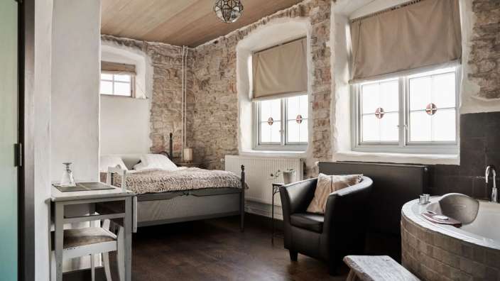 Ein Schlafzimmer mit einem Bett und einem Stuhl