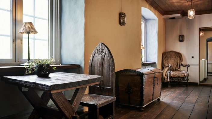 Ein Raum mit einem Tisch und einem Stuhl