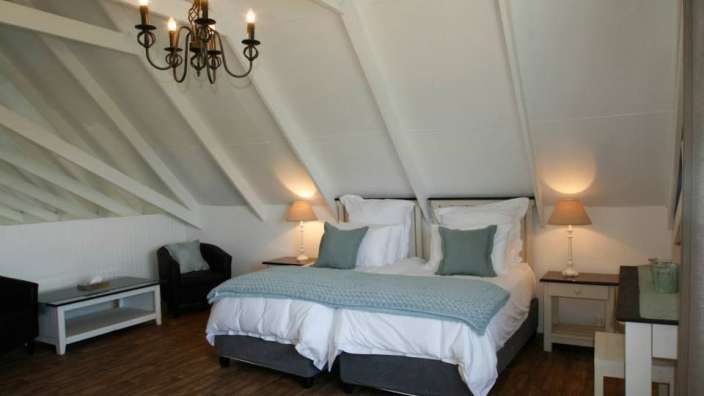 Ein Schlafzimmer mit zwei Betten und einem Kronleuchter