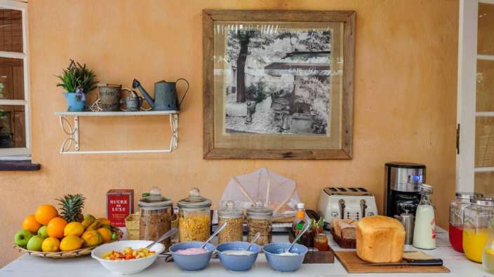 Ein Buffettisch mit verschiedenen Lebensmitteln und einem Bild an der Wand