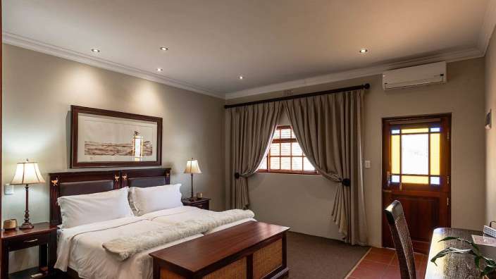 Ein Schlafzimmer mit einem Bett und zwei Lampen