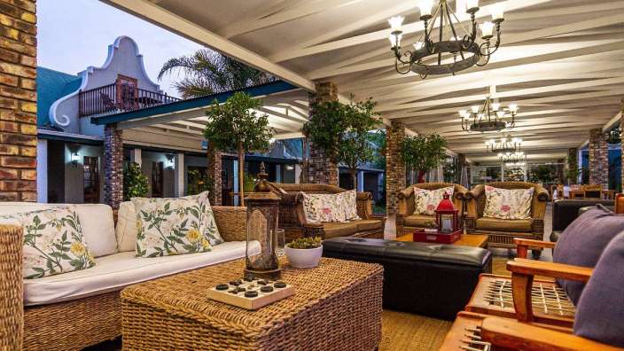 Ein Wohnzimmer mit vielen Möbeln und einem Kronleuchter