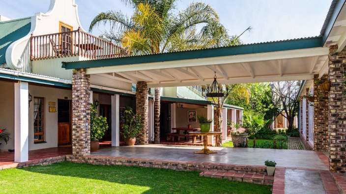 Ein Haus mit einer Veranda und einem Tisch darauf