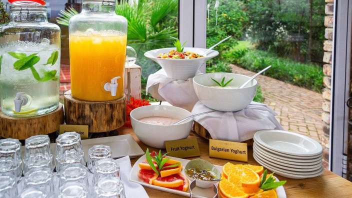 Eine Auswahl an Speisen und Getränken mit einem Schild mit bulgarischem Joghurt darauf