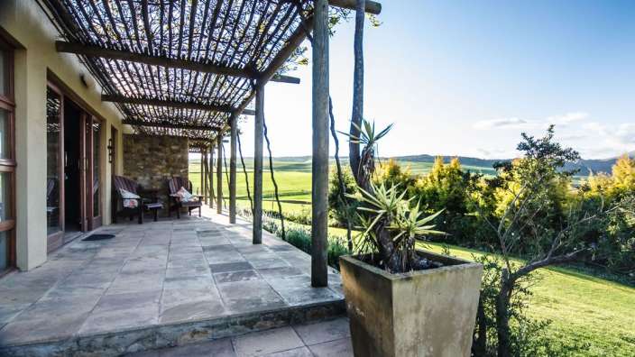 Eine Terrasse mit Blick auf ein grünes Feld
