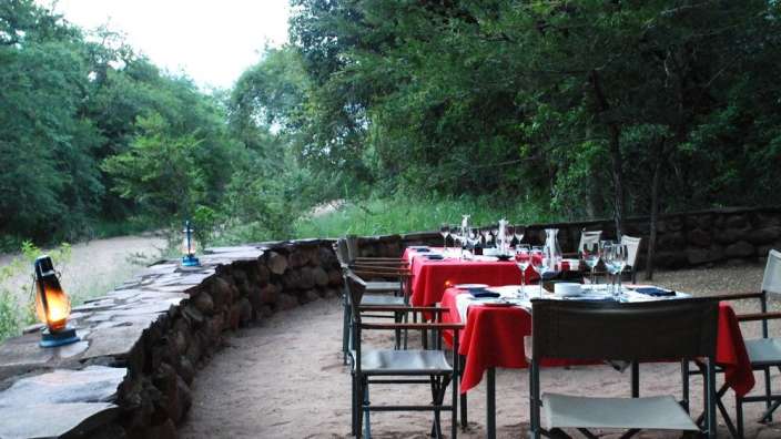 Ein Tisch mit einem roten Tischtuch darauf