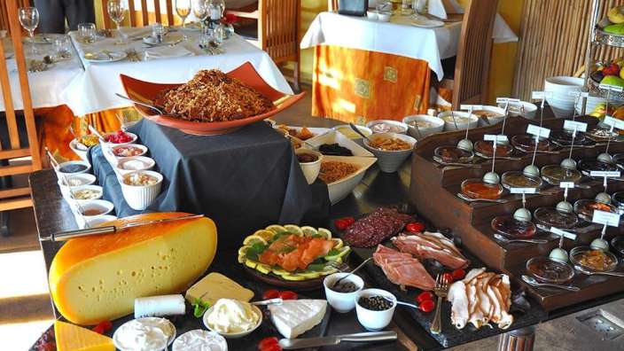 Ein Buffettisch mit einem großen Stück Käse darauf