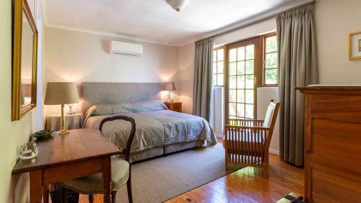 Ein kleines Schlafzimmer mit einem Bett und einem Stuhl