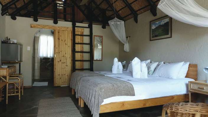 Ein Schlafzimmer mit zwei Betten und einer Schiebetür