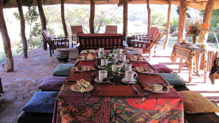 Ein Tisch mit einem bunten Tischtuch darauf