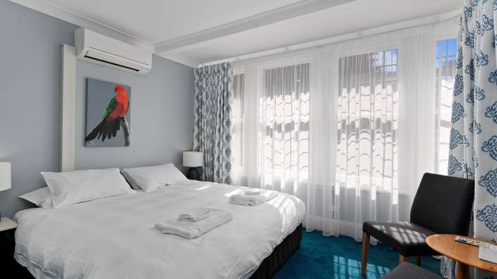 Ein Hotelzimmer mit einem Bett und einem Stuhl