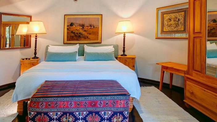 Ein Schlafzimmer mit einem Bett und zwei Nachttischen