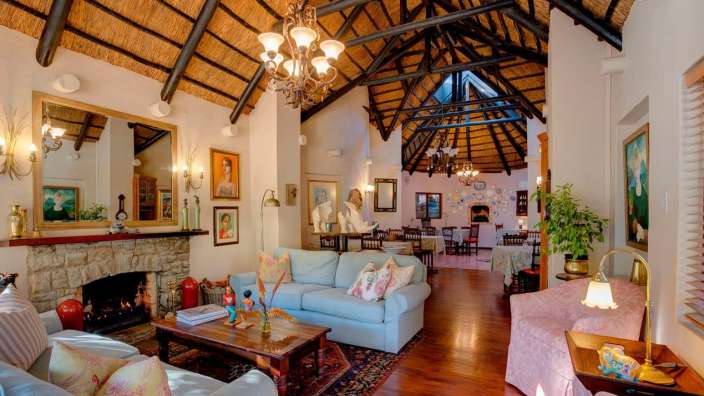 Ein Wohnzimmer mit vielen Möbeln und einem Kamin