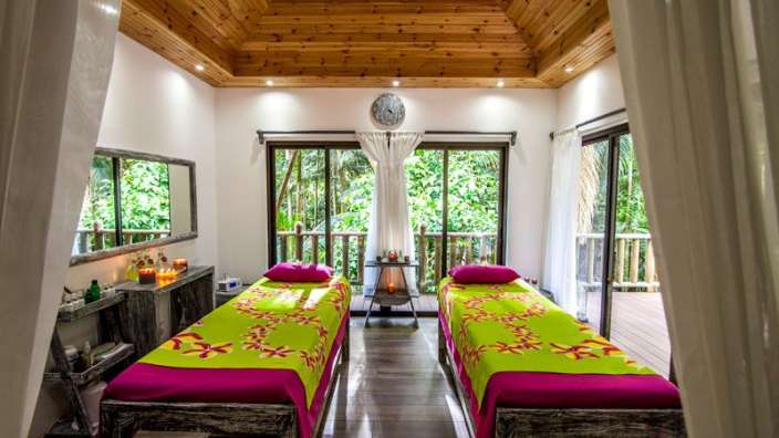 Ein Zimmer mit zwei Betten und einem Spiegel