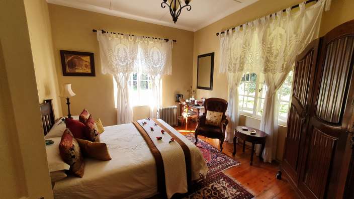 Ein Schlafzimmer mit einem Bett und einem Stuhl