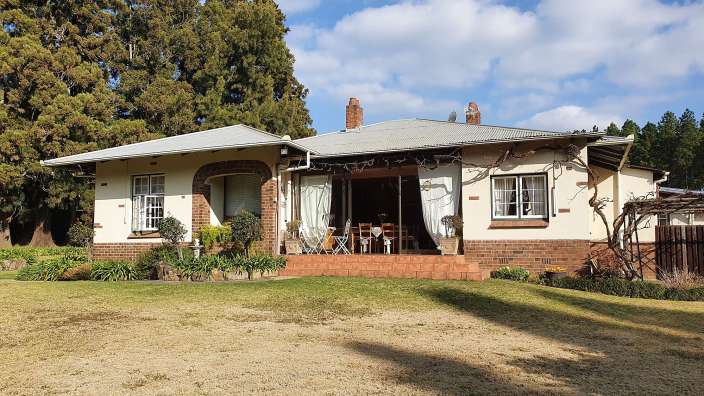 Ein kleines Backsteinhaus mit einer Veranda davor