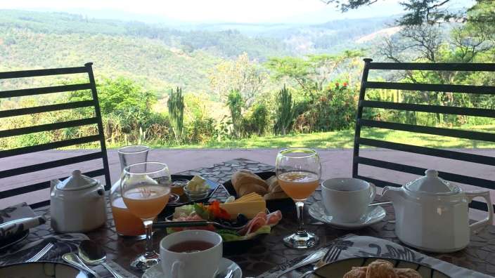 Ein Tisch mit Essen und Getränken mit Blick auf die Berge