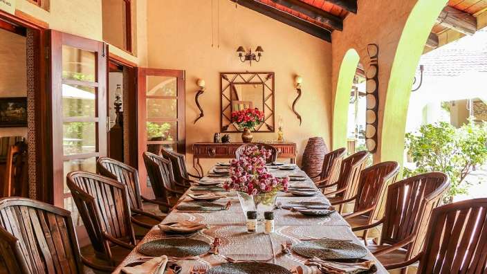 Ein langer Tisch mit Stühlen und Tellern darauf