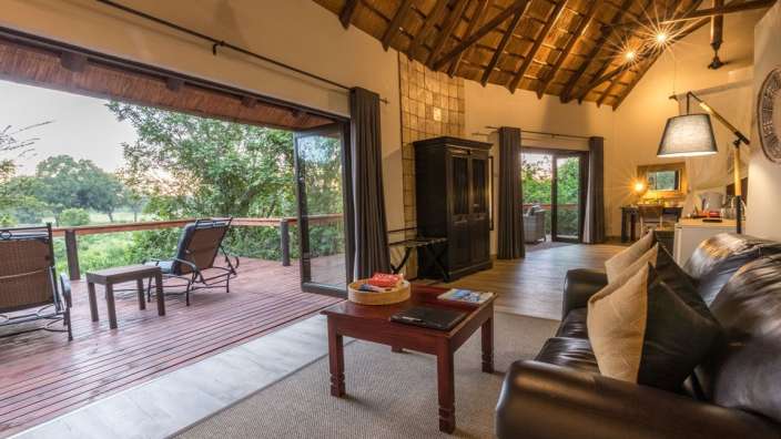 Ein Wohnzimmer mit einer Couch und einem Tisch