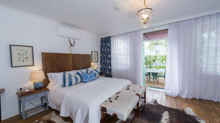 Ein Schlafzimmer mit einem Bett und einer Bank