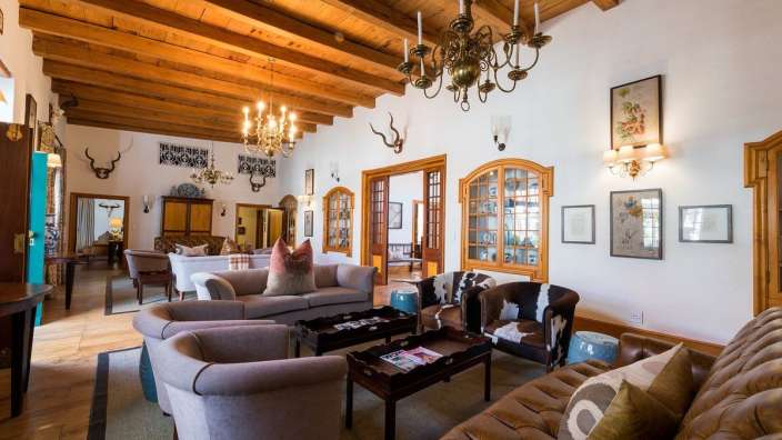 Ein Wohnzimmer mit vielen Möbeln und einem Kronleuchter