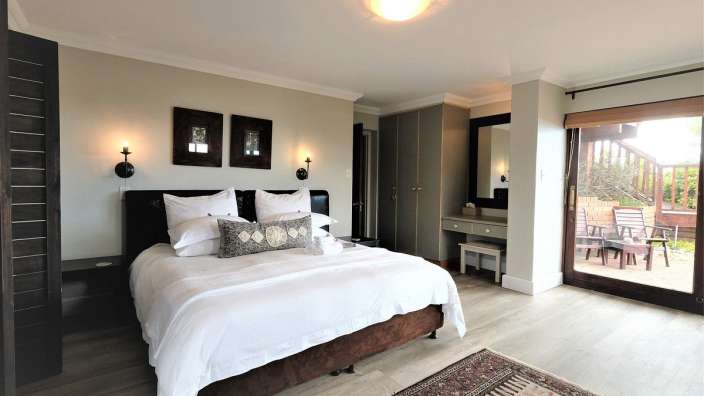 Ein Schlafzimmer mit einem Bett und einem Spiegel